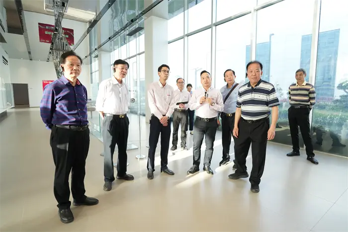 Delegácia z Quanzhou Federation of Enterprises and Entrepreneurs navštívila Quangong Machinery Co., Ltd.
