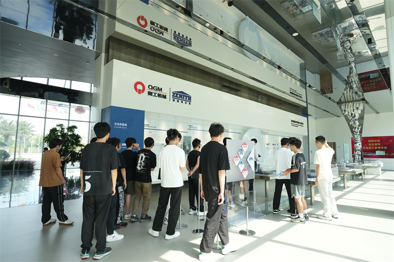 Odborná univerzita Liming navštívila Fujian Quangong Machinery Co., Ltd kvôli programu rozvoja pracovných miest.