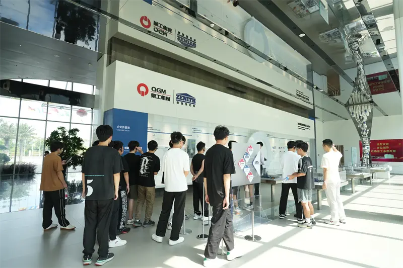 Odborná univerzita Liming navštívila Fujian Quangong Machinery Co., Ltd kvôli programu rozvoja pracovných miest.