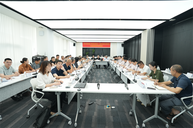 Vedenie vývoja priemyselných štandardov! Spoločnosť QGM usporiadala odborné hodnotiace stretnutie pre priemyselné štandardy „stroj na tvárnenie betónových tehál (dosiek) v tvare kameňa“ a „stroj na tvárnenie tvárnic“.