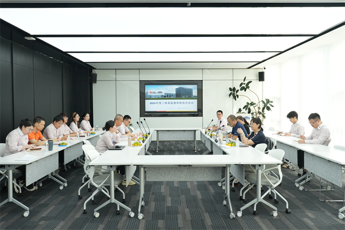 Spoločnosť QGM úspešne zorganizovala prvé hodnotiace stretnutie troch systémov s cieľom položiť pevný základ pre vývoj s vysoko štandardným riadením