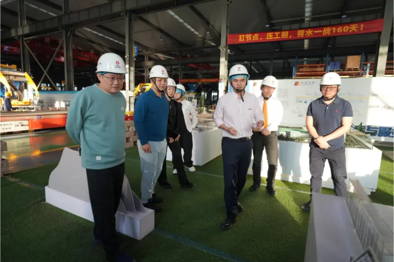 Nan'an Returned Overseas Students Association navštívil a vykonal výskum v Quangong Machinery Co., Ltd.