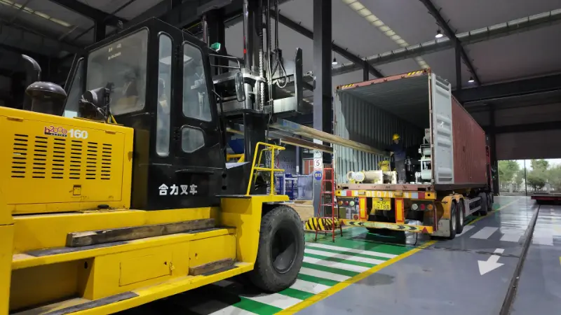 Masívne lode nesú dôveru a inteligentne vyrobené vybavenie mieri do destinácií po celom svete.