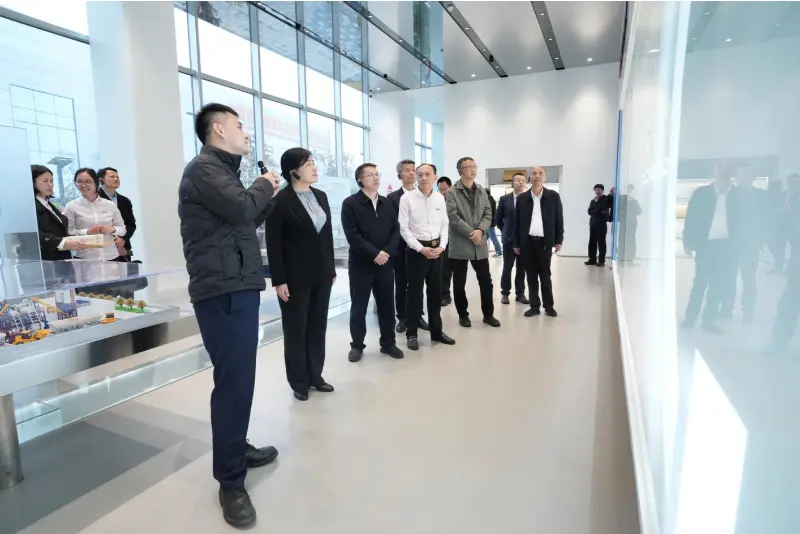 Pán Liu Min, zástupca generálneho riaditeľa Úradu pre súkromnú ekonomiku v Národnej komisii pre rozvoj a reformu (NDRC), a jeho delegácia navštívili spoločnosť Quangong Machinery Co., Ltd. na inšpekčnú a výskumnú cestu.