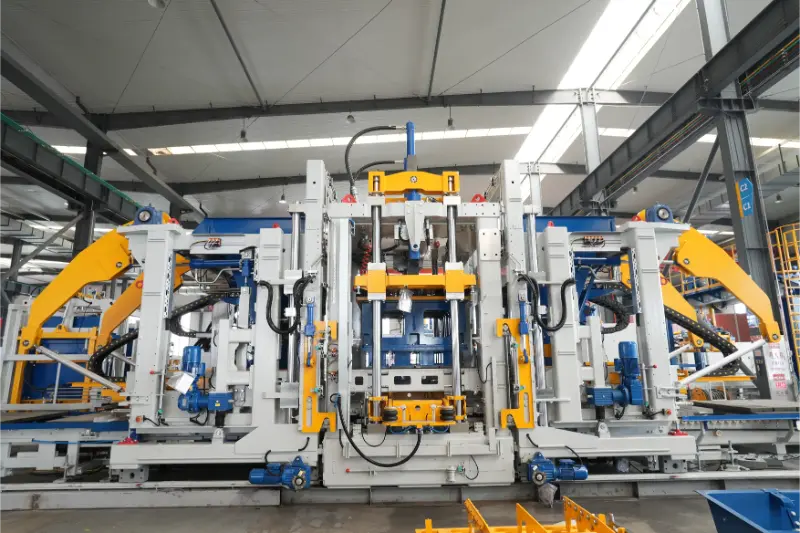 Quangong Machinery Co., Ltd. Stroj na formovanie blokov ZN2000-2: Výkon jadra umožňuje novú modernizáciu inteligentnej výroby tehál