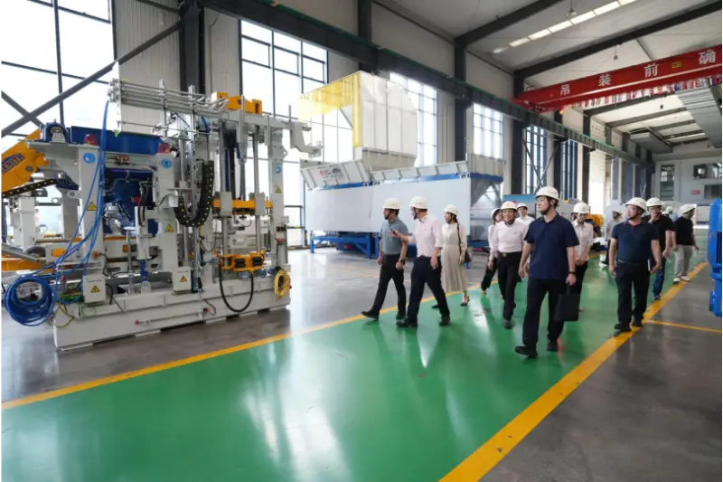 Úradníci z ministerstva priemyslu a informačných technológií provincie Fujian navštevujú spoločnosť Quangong Machinery Co., Ltd. kvôli inšpekcii a poradenstvu